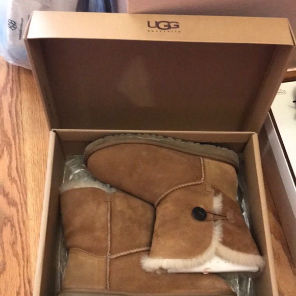 Ugg boots with side button. - Picture 1 of 2